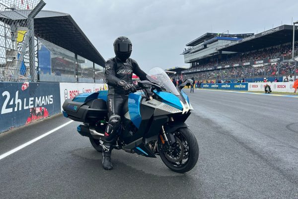 Le Mans demonstration of Kawasaki HySE hydrogen motorcycle